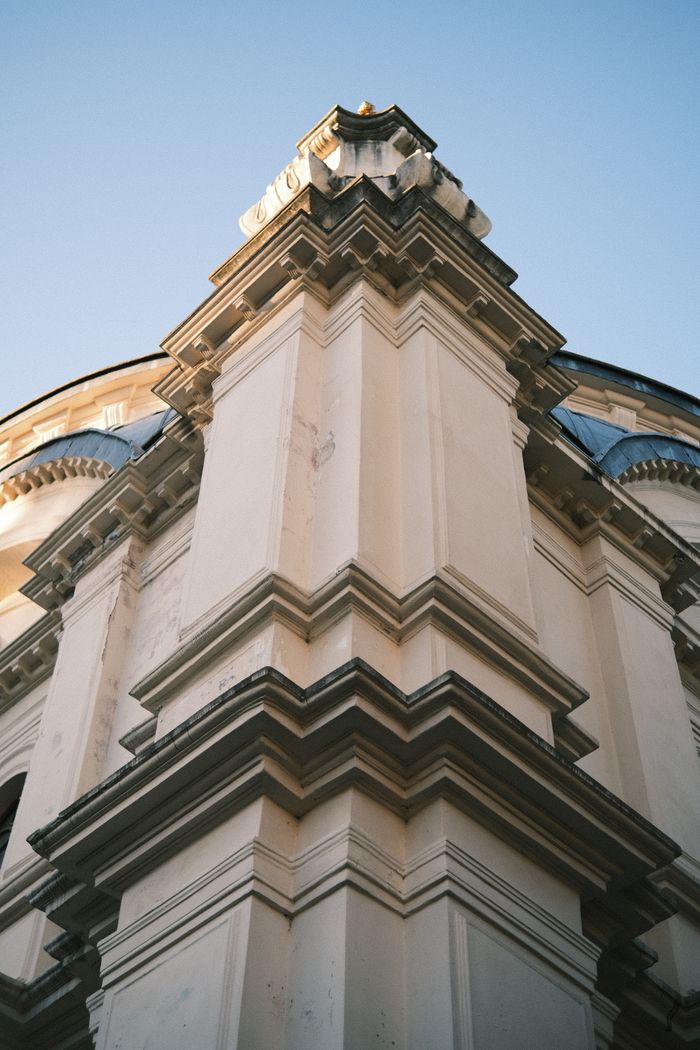 services-05 Close-up of a baroque architectural facade showcasing intricate details and symmetry.